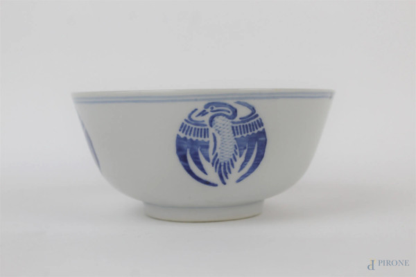 Coppetta in porcellana bianca e blu, altezza cm.  5,5, diametro cm 12, arte orientale, XX secolo