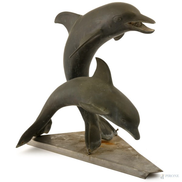 Grande scultura in bronzo patinato raffigurante coppia di delfini. XX secolo, cm 45x45x23, (difet...