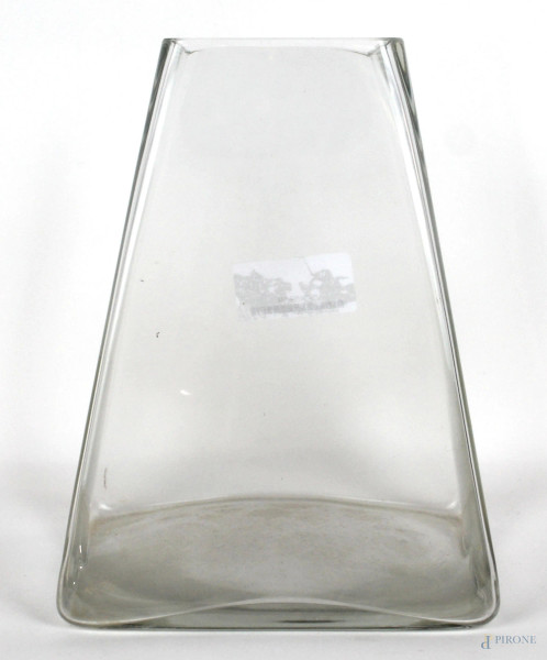 Vaso in vetro trasparente di forma piramidale, altezza cm  25, XX secolo