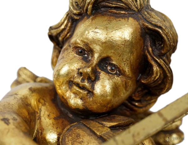 Coppia di putti musicanti, sculture in resina dorata, XX secolo, cm h 36