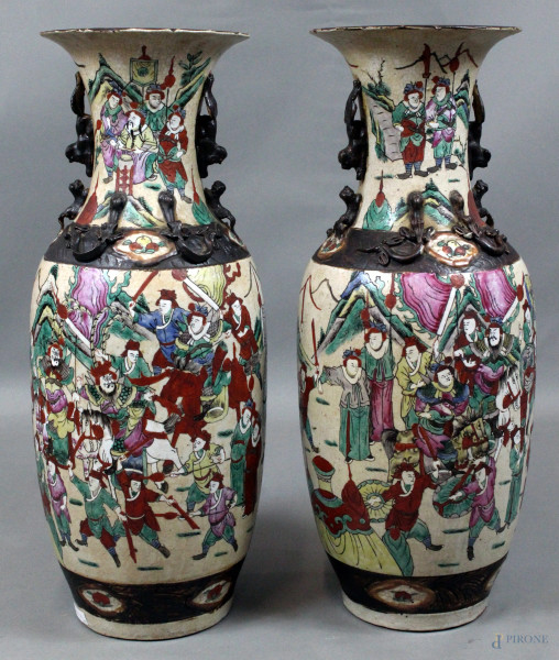Coppia di vasi in porcellana policroma, disegno a Samurai, altezza cm. 59 ,Giappone, inizi XX secolo.