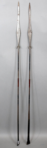Coppia di lance africane ornamentali, lunghezza cm. 140