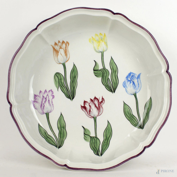 Centrotavola in ceramica policroma a decoro di fiori, bordo mistilineo, alt. cm 9, diam. cm 40, Tiffany & Co, XX secolo