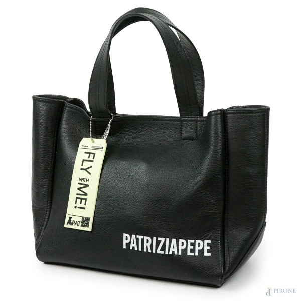 Patrizia Pepe, borsa in pelle nera con scritta bianca ed accessorio esterno, cm 48x42.