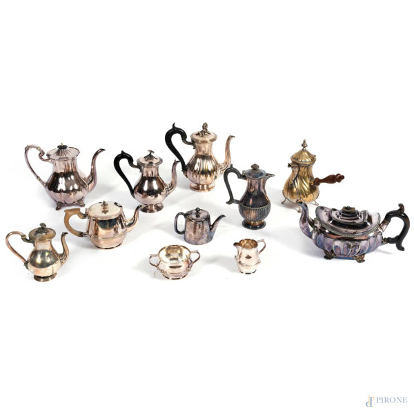 Lotto di versatoi, caffettiere e teiere in Sheffield e metallo, XX secolo, altezza massima cm 24, (segni di usura, difetti)