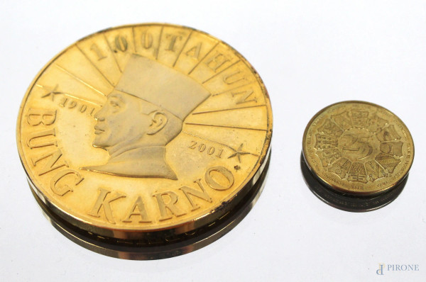 Lotto di una medaglia ed una moneta, diametro max cm 7