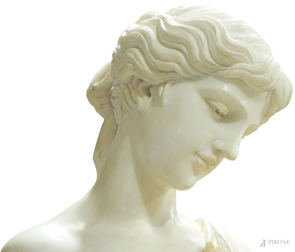 Coppia di sculture in marmo e alabastro rappresentanti due figure allegoriche femminili, basi in ...
