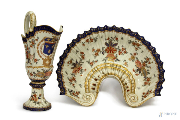 Barbierina in porcellana a decoro floreale con particolari dorati e stemma nobiliare, completo di versatoio, Arte coloniale XIX sec, h.31cm(filè)
