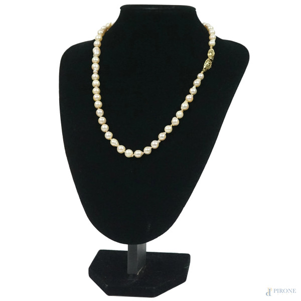 Collana di perle con chiusura traforata in oro 18 kt, lunghezza cm 52