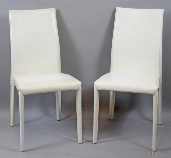 Coppia di sedie rivestite in cuoio color bianco effetto coccodrillo.