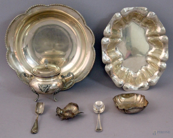 Lotto composto da vari oggetti in argento gr. 650.