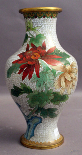 Vaso cloisonn&#232; a decoro di fiori e volatili, Cina, XX sec., H 26 cm.
