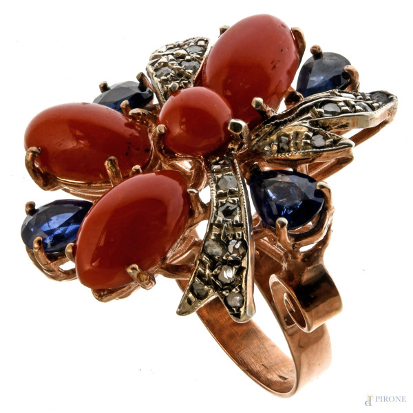 Anello in oro 9 kt, argento, corallo, diamanti taglio vecchio e zaffiri 4 ct ca, misura 16, peso lordo gr 9