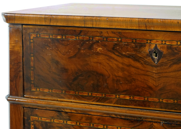 Cassettiera/scrittoio in noce e radica di noce con filetti intarsiati a motivi geometrici, a cinq...