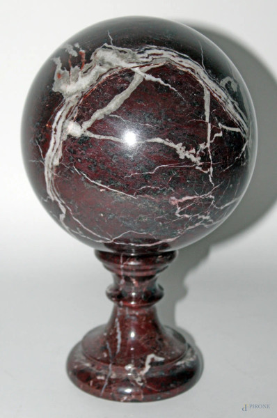 Sfera con piedistallo in marmo rosso, diametro sfera 15 cm, H piedistallo 9 cm.