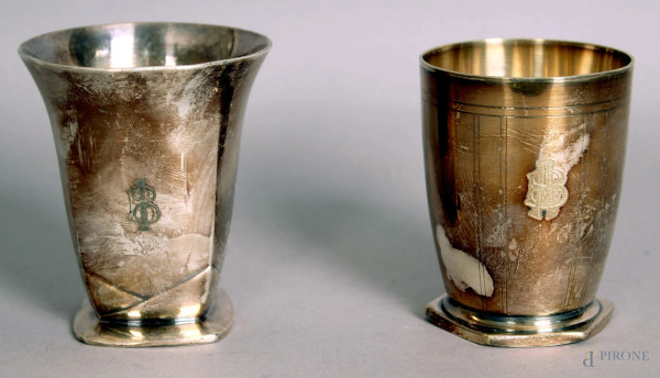 Lotto composto da due bicchieri in metallo, marcato Christofle, altezza 8,5 cm.