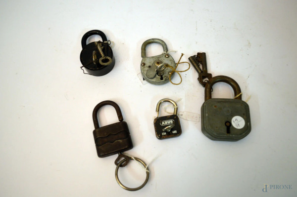 Lotto di cinque vecchi lucchetti,completi di chiavi.