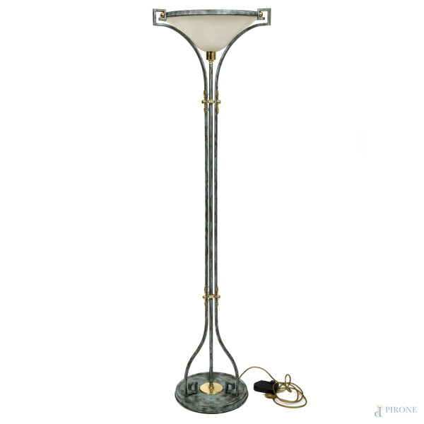Lampada da terra con struttura in metallo dipinto a bronzo con inserti in metallo dorato e diffusore in vetro satinato, XX secolo, altezza cm 175,5, (lievi segni di usura, da revisionare)