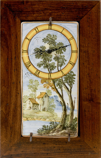 Orologio da muro realizzato in maiolica di Castelli, XX secolo, misure complessive cm 40x25,5, (difetti, meccanismo da revisionare)