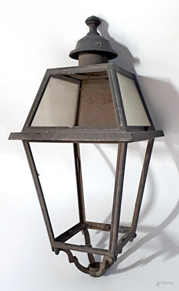 Vecchio lampione da esterno in metallo e vetro, cm 30x30x65