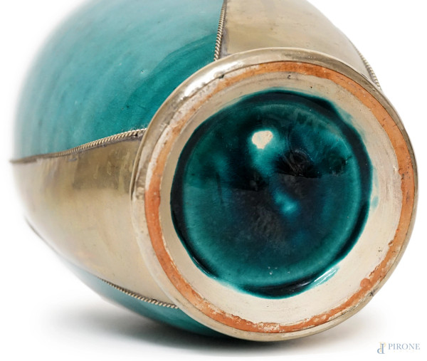 Vaso in porcellana smaltata color turchese con applicazioni in metallo argentato, altezza cm 27