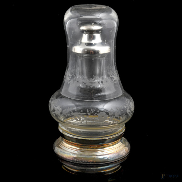 Bottiglia e bicchiere da comodino in vetro e argento, XX secolo, altezza massima cm 16, (segni di usura)