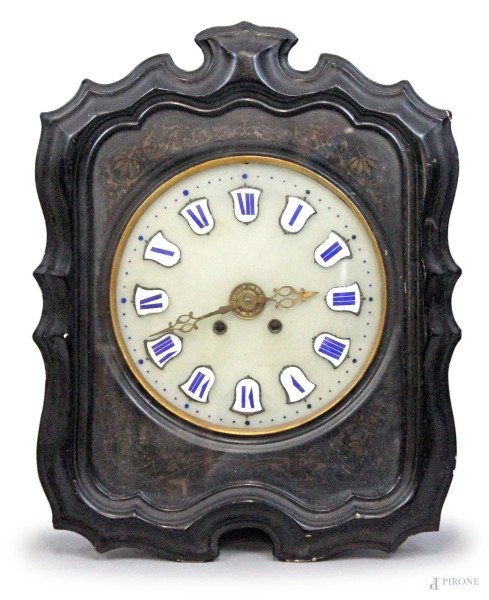 Orologio da parete in legno ebanizzato, quadrante con numeri romani in metallo nei toni del bianco e del blu, cm 53x42x15, (meccanismo sostituito a quarzo)