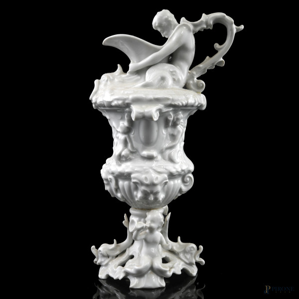 Versatoio in porcellana bianca Capodimonte riccamente decorata a rilievo con scene mitologiche, XX secolo, altezza cm 21,5, (segni di usura, sbeccature)