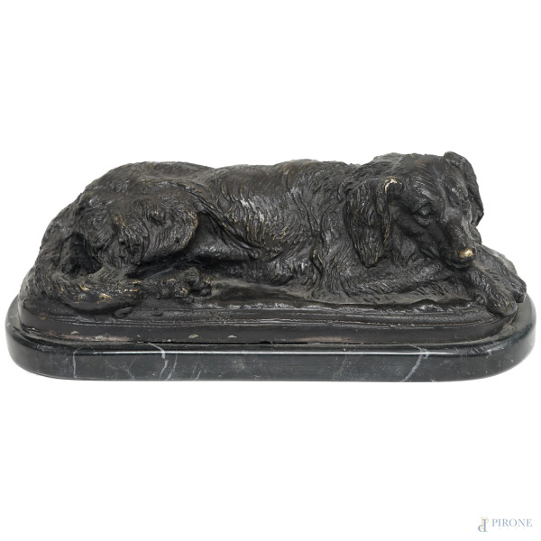 Scultura in bronzo brunito raffigurante un cane disteso, base in marmo, firmato Hingre, cm 7x18,5x7,5