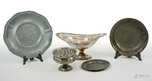 Lotto di vari oggetti in peltro e metallo argentato, cm 16x34, XX secolo.