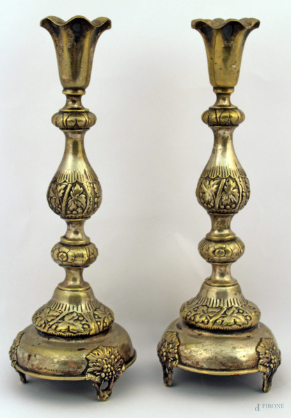 Coppia di antichi candelieri in metallo sbalzato, h. 37 cm