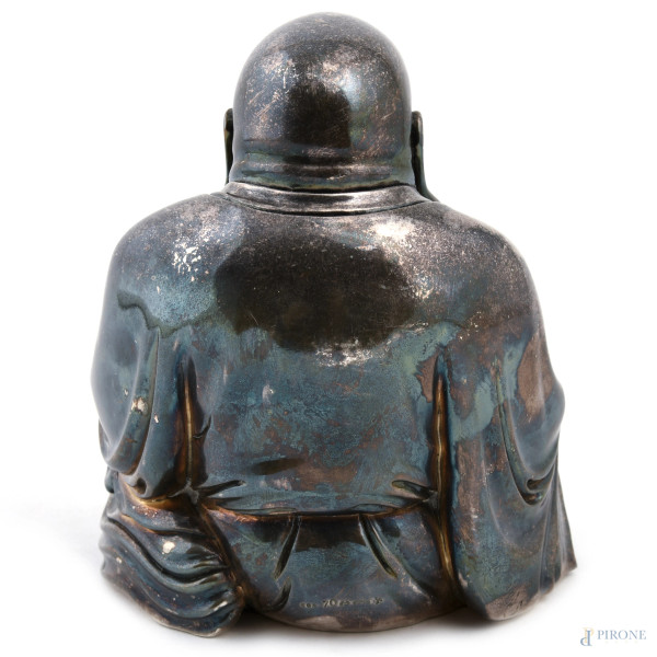 Buddha in metallo argentato, XX secolo, altezza cm 15,5