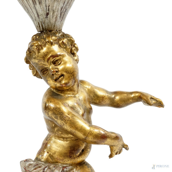 Tavolino con piano circolare in marmo, sostegno in legno scolpito e dorato raffigurante un putto ...