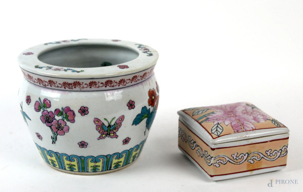Lotto di due oggetti in porcellana, composto da una piccola cachepot  ed un cofanetto con decori floreali policromi, altezza max cm 12,  XX secolo, (difetti).