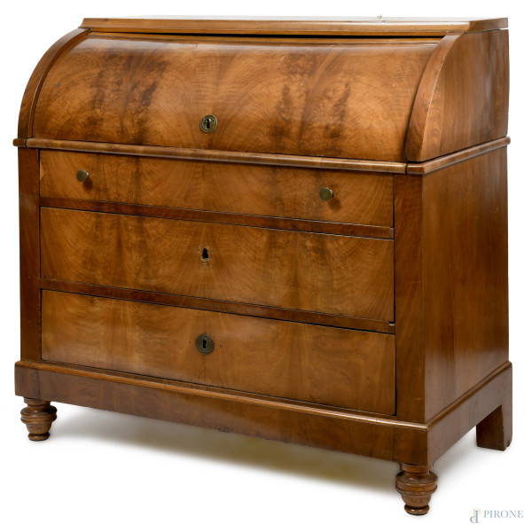 Ribalta in noce con fronte a tre casseetti. Piano con al centro rivestimento in velluto verde. Corpo superiore caratterizzato da sportello a rullo celante un vano centralee fiancheggiato da coppia di cassetti, XX secolo, cm 116,5x115x58, (difetti)