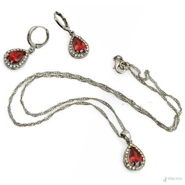 Parure composta da coppia di orecchini e collier in argento e pietre dure, peso complessivo gr 6,9, collane lunghezza cm 48