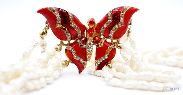 Collana girocollo a 9 fili di perle di fiume, con chiusura a forma di farfalla in metallo smaltat...