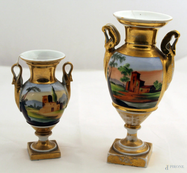 Lotto di due vasi Impero in porcellana a decoro di paesaggi e scene muliebri e anse a cigni, (filè), h. 23 - 16 cm