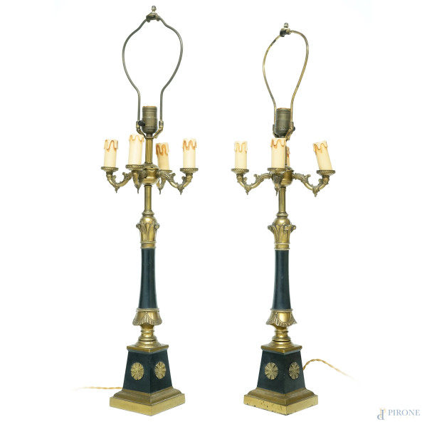 Coppia di lampade a cinque fuochi in metallo nero e oro, sec XX, cm 81x17x17. (Difetti)