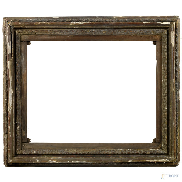 Cornice in legno intagliato e dorato, XIX secolo, cm 84x71, luce cm 62x48 (segni di usura, difetti, rotture, mancanze, abrasioni, gravi tracce di umidità)