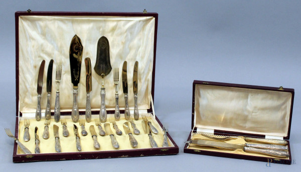 Servizio di posate con manici in argento, composto da 12 forchette, 12 coltelli, 5 posate da portata, prima metà XX secolo, con due custodie originali