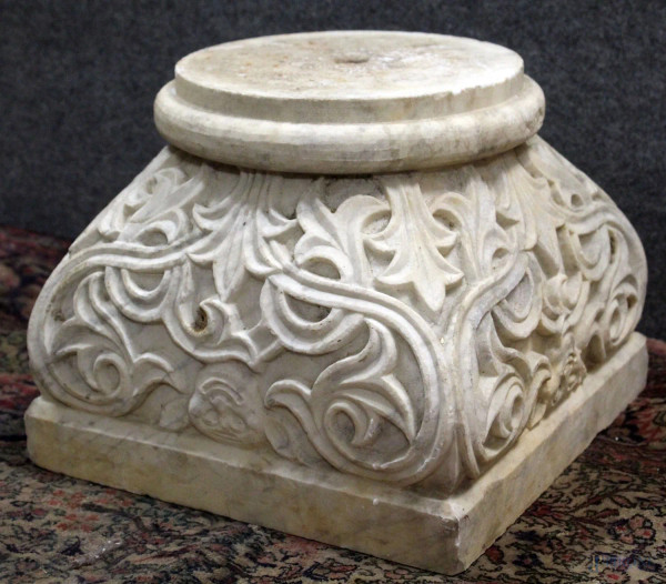Capitello in marmo bianco del XIX secolo, cm h 24x30,5x30