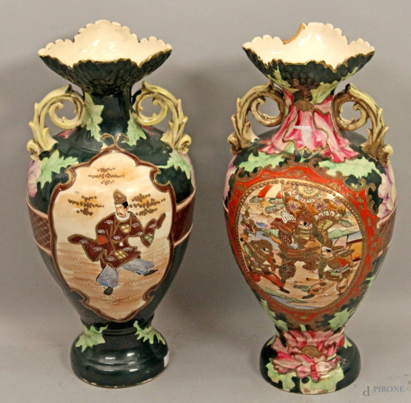 Coppia di vasi satsuma a decoro di Samurai, h.47 cm.