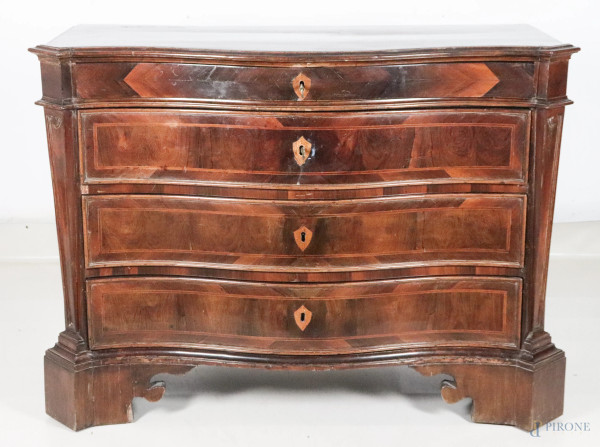Canterano Luigi XV in legno impiallacciato e intarsiato in varie essenze con fronte mosso a quattro cassetti, cm 87x121x50, (segni di usura, scalfiture, sollevamenti e cadute di impiallacciatura, parti sostituite)