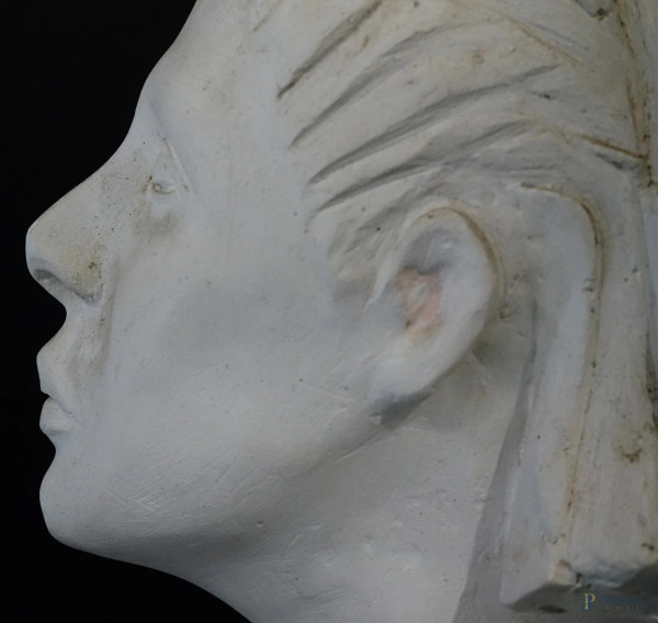 Testa femminile, scultura in gesso su piedistallo in gesso, XX secolo, h cm 47