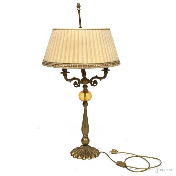 Lampada da tavolo a tre luci con struttura in ottone e vetro, XX secolo, altezza cm 91, (segni di usura, da revisionare)