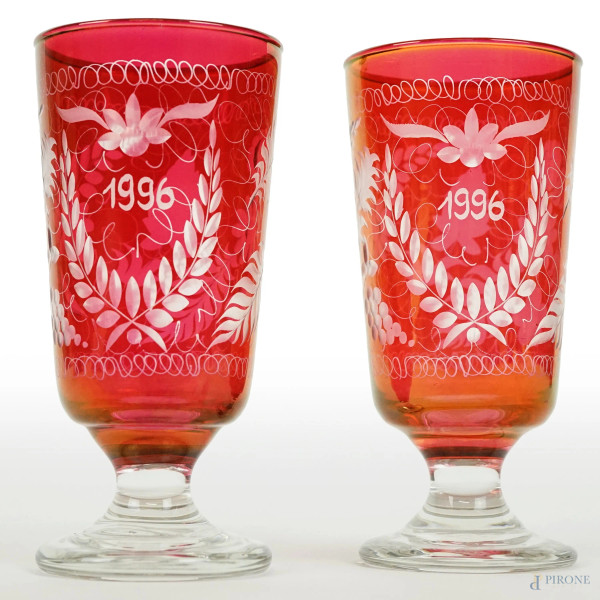 Due bicchieri da collezione, in vetro rosso rubino con decori floreali molati, cm h 15
