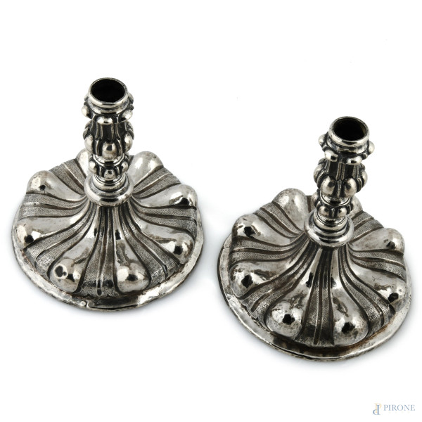 Coppia di portacandele in argento con punzone dello Stato Pontificio, XIX-XX secolo, altezza cm 1...