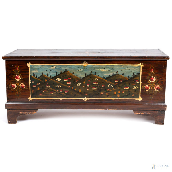 Cassapanca in legno con fianchi decorati con scena di paesaggio e motivi floreali, XX secolo, cm 56x129x43, (segni di usura, fessurazioni, scalfiture, rotture, difetti)