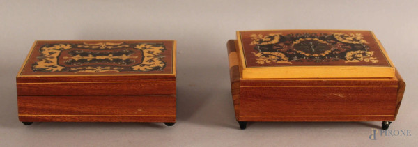 Lotto composto da due cofanetti a carillon in legno con decori ed intarsi, dimensione massima h. 6,5x16x10,5 cm.